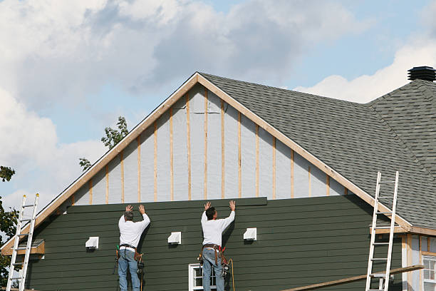 Professional Siding technician working in Milford, IL